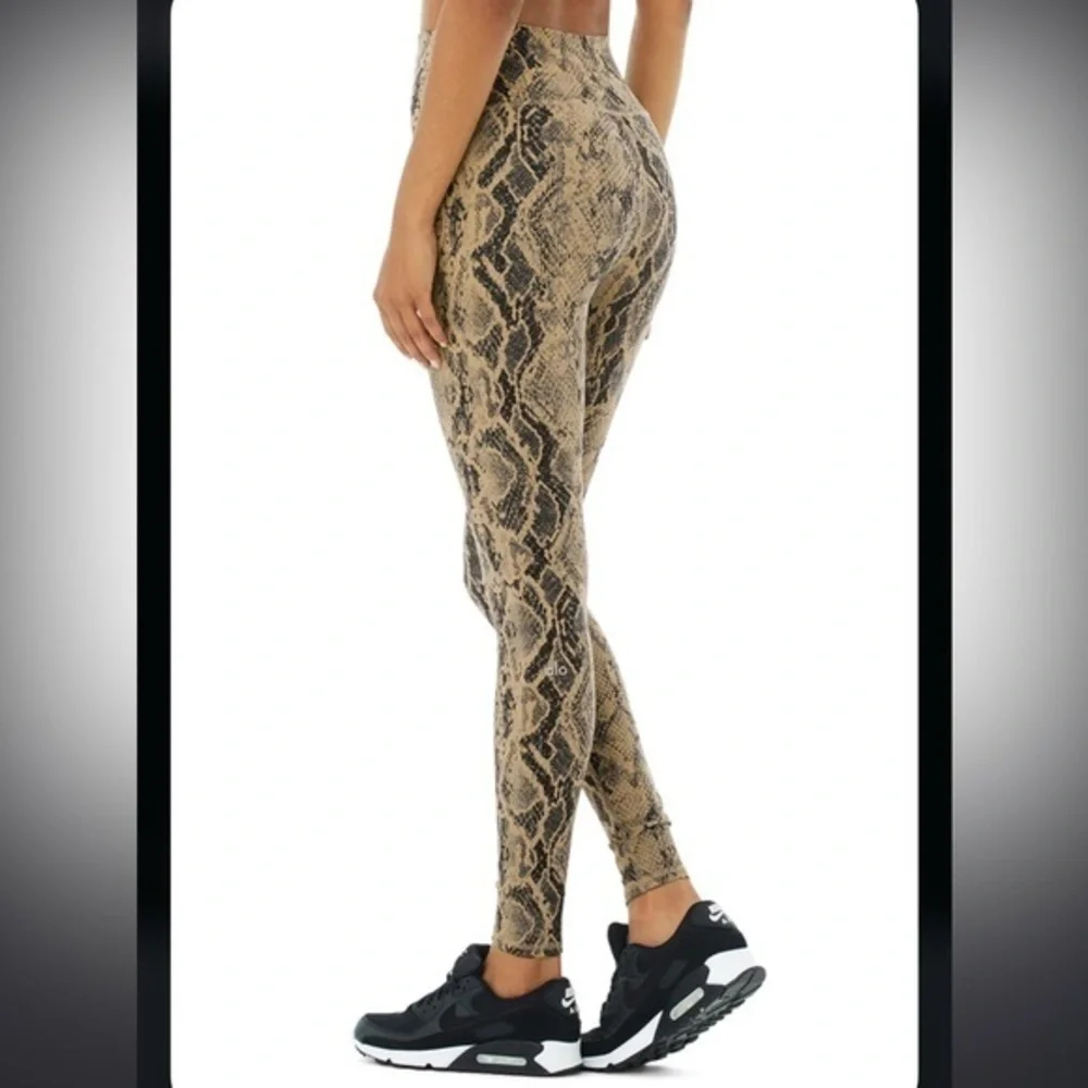 Alo yoga High-Waist Snakeskin Vapor Legging in gravel S